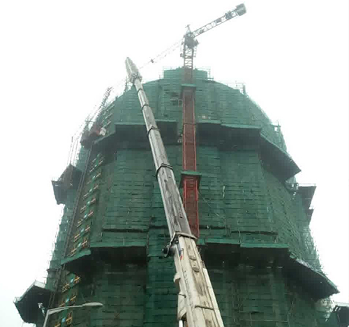 礼泉吊车在工地上作业